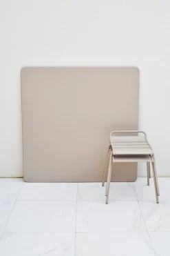 TABLE 128 X 128 CM